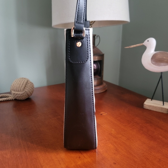 Michael Kors Jet Set Travel Large Messenger Crossbody in Canvas w/ Black Leather - Picture 5 of 14